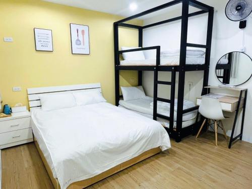 Katil atau katil-katil dalam bilik di 淡水民宿-台北Yes Hotel
