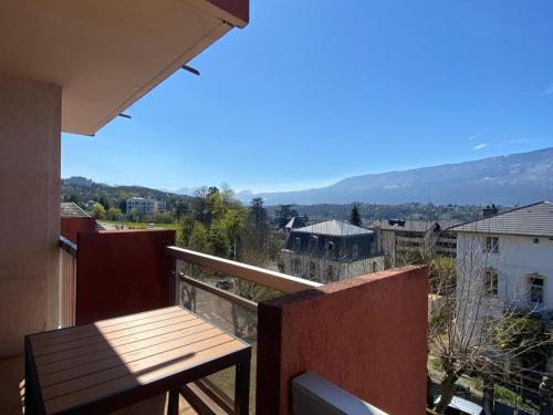 d'un balcon avec une table et une vue sur la ville. dans l'établissement Studio Aix-les-Bains, 1 pièce, 2 personnes - FR-1-617-52, à Aix-les-Bains