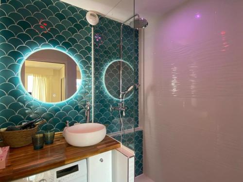 La salle de bains est pourvue d'un lavabo et d'un miroir. dans l'établissement Studio Aix-les-Bains, 1 pièce, 2 personnes - FR-1-617-52, à Aix-les-Bains