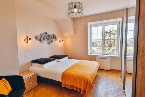 にあるDomaine Grand Piquecaillou - L'appartement Pomerolのベッドルーム(大型ベッド1台、窓付)