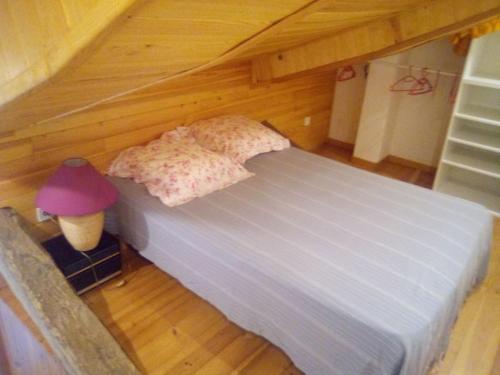 um quarto com uma cama num sótão em T1 ,ch mézanine,cuisine balcon em Langogne