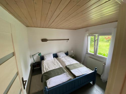Kamieniec的住宿－Cisze Kamieniec，一间小卧室,配有床和窗户
