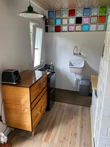 a kitchen with a counter and a sink in a room at Cisze Kamieniec in Kamieniec