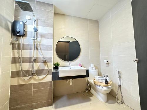 ジョホールバルにあるBotanika, Luxury Homestay by Antlerzoneの洗面台、トイレ、鏡のあるバスルーム
