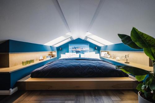 a bedroom with a large bed with blue walls at Ferienwohnung "SteernKieker" - komfortabel und modern! in Klausdorf Mecklenburg Vorpommern