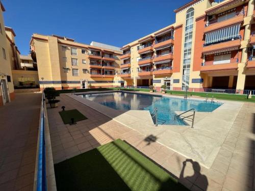 een groot gebouw met een zwembad op een binnenplaats bij Apartamento Paraíso del Sol in Torrox Costa