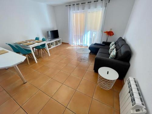 een woonkamer met een bank en een tafel bij Apartamento Paraíso del Sol in Torrox Costa