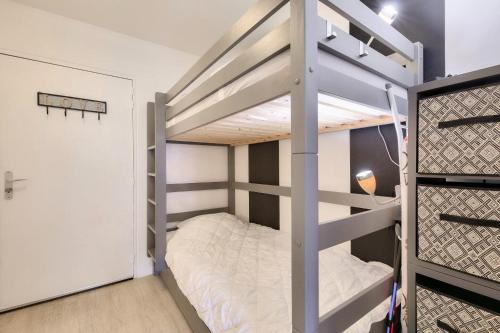 Łóżko piętrowe w pokoju z drabiną w obiekcie Residence Saint-Raphael Valescure - maeva Home w miejscowości Saint-Raphaël