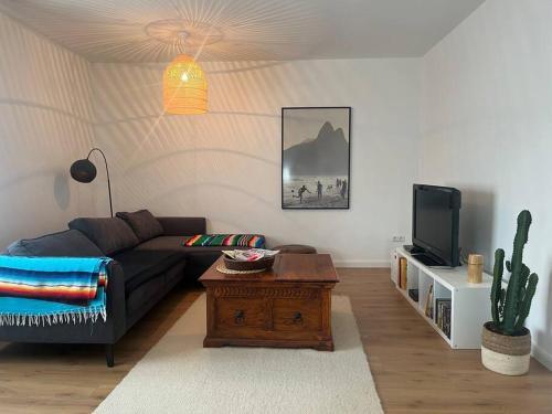 a living room with a couch and a tv at Schönes Haus in der Wetterau in Utphe