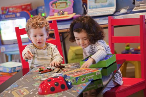 two children sitting at a table playing with toys at ibis Styles Belfort Centre in Belfort