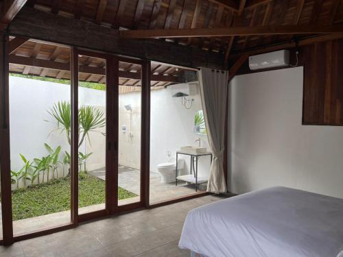 Ένα ή περισσότερα κρεβάτια σε δωμάτιο στο Mangrove Bali Villa