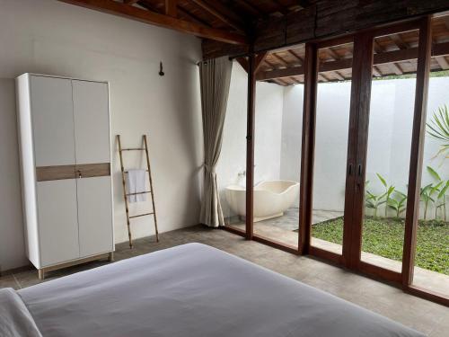 Ένα ή περισσότερα κρεβάτια σε δωμάτιο στο Mangrove Bali Villa