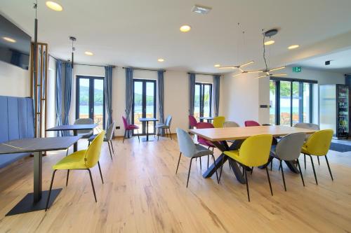 Mamin san في كريس: غرفة طعام مع طاولات وكراسي ونوافذ