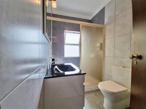 Bilik mandi di Couple Friendly Ocean View Apart @catchofthedaypt