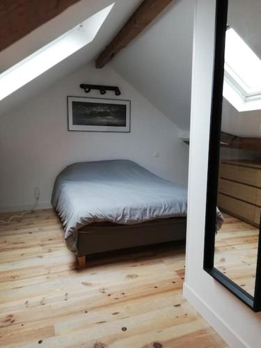 une chambre avec un lit dans un grenier dans l'établissement Charmant DUPLEX à 2 pas du centre de Bayonne, à Bayonne