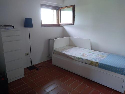 - une petite chambre avec un lit et une fenêtre dans l'établissement Casa di campagna in Podere con piscina, à Torrita di Siena