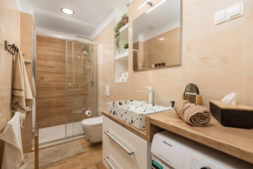 Bilik mandi di Apartment City Peace