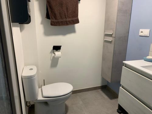 een kleine badkamer met een toilet en een wastafel bij Magnifique Appartement • vue sur mer • Santa Pola in Santa Pola