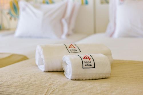 Katil atau katil-katil dalam bilik di Rent4Rest Estoril Beachfront Apartments