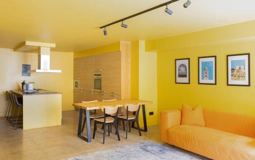 eine Küche und ein Wohnzimmer mit einem Tisch und einem Sofa in der Unterkunft 189A Caledonian Road, London, N1 0SL in London