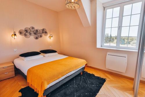 une chambre avec un lit et une grande fenêtre dans l'établissement Domaine Grand Piquecaillou - L'appartement Saint Macaire, à Saint-Maixant