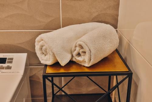 - une serviette assise sur une table dans la salle de bains dans l'établissement Domaine Grand Piquecaillou - L'appartement Saint Macaire, à Saint-Maixant