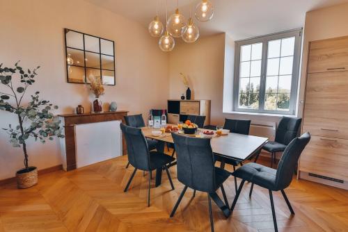 une salle à manger avec une table et des chaises dans l'établissement Domaine Grand Piquecaillou - L'appartement Saint Macaire, à Saint-Maixant