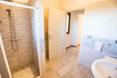 La salle de bains est pourvue d'une douche et d'un lavabo. dans l'établissement Lamia del carrubo, à San Vito dei Normanni