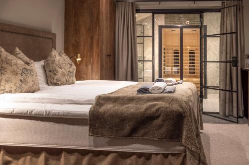 um quarto de hotel com uma cama com toalhas em Mountain Lodge em Stöten