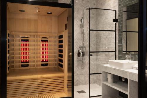 a bathroom with a glass shower and a sink at Mountain Lodge in Stöten