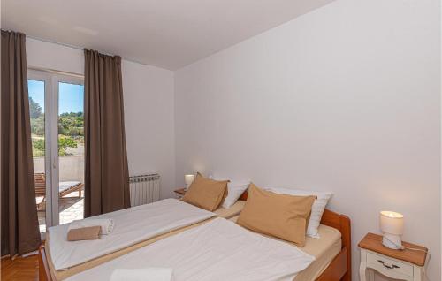 Un ou plusieurs lits dans un hébergement de l'établissement Beautiful Apartment In Jezera tisno With Kitchen