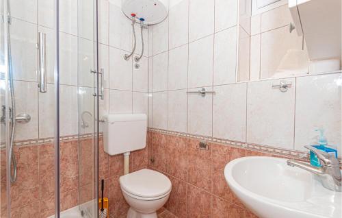 Salle de bains dans l'établissement Beautiful Apartment In Jezera tisno With Kitchen