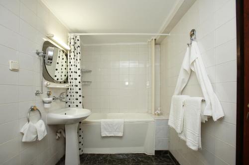 Hotel Splendid Ruse tesisinde bir banyo