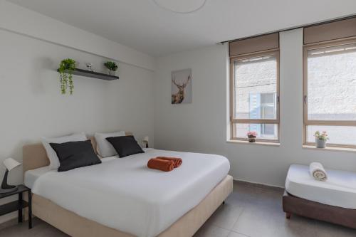 Tempat tidur dalam kamar di Vacation Apartments In The Heart Of Nachlaot