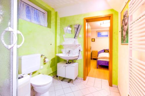 uma casa de banho com um lavatório e um WC em Zum Engelreich ruhig, ländlich, stadtnah em Munique