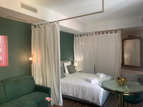 Photo de la galerie de l'établissement Villa les fougeres suite festival jardin garage, à Cannes