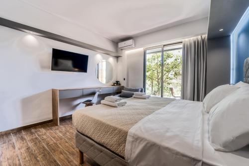 una camera d'albergo con un grande letto e una finestra di Island City Boutique Hotel a Città di Rodi