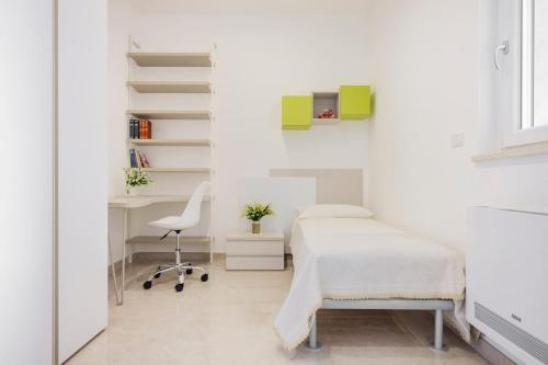 Habitación hospitalaria con cama y silla en Dimora Via del Mare, en Carovigno