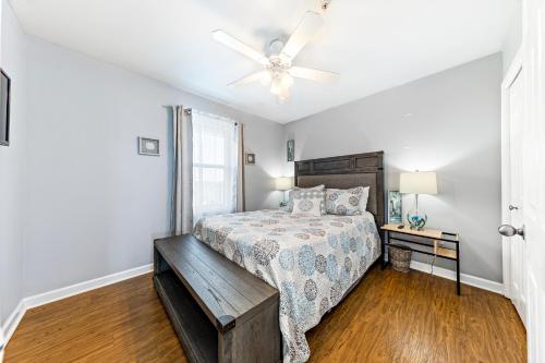 1 dormitorio con 1 cama y ventilador de techo en All Reasonable Offers Considered - Grand Caribbean 301, en Orange Beach
