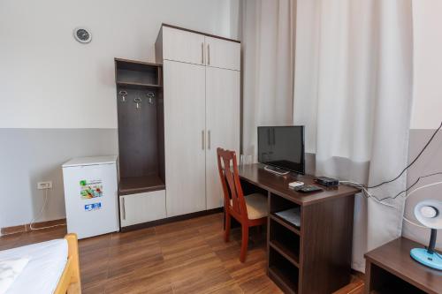 Habitación con escritorio, ordenador y nevera. en Motel Kobilj, en Banja Luka