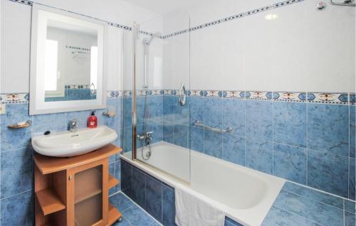 bagno con vasca, lavandino e doccia di Nice Apartment In Manilva With Kitchenette a Manilva