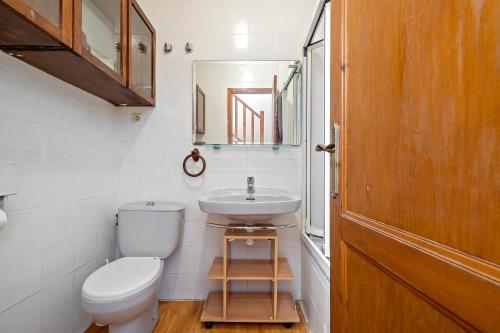 a bathroom with a toilet and a sink at Casa Manolo in Torredembarra
