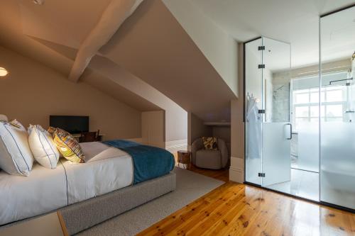 een slaapkamer met een bed en een glazen schuifdeur bij Maison Bleue in Porto