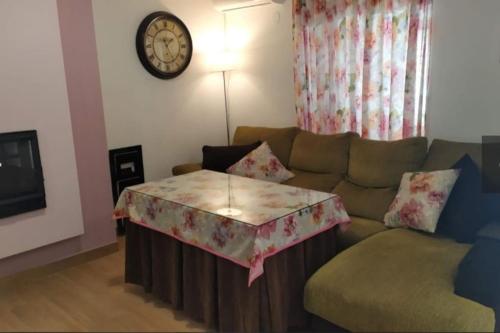 sala de estar con sofá y mesa en Casa Valle en Torres