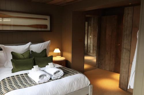 sypialnia z łóżkiem z ręcznikami w obiekcie Riverside 2 Bed Cabin With Paddle Boards & Bikes w Bristolu