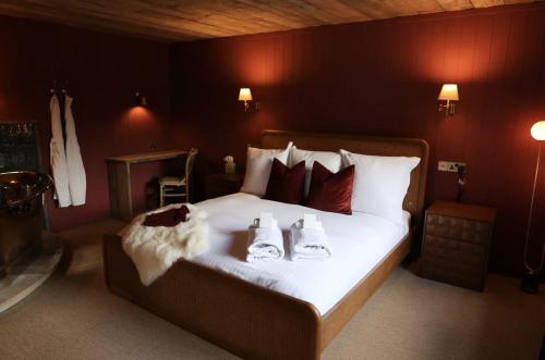Un dormitorio con una cama grande con zapatos. en Riverside 2 Bed Cabin With Paddle Boards & Bikes en Bristol