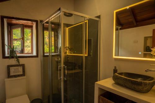 y baño con lavabo y ducha acristalada. en LAS CASITAS DEL BEBEDERO - Yoga & Ecoturismo en Icod de los Vinos