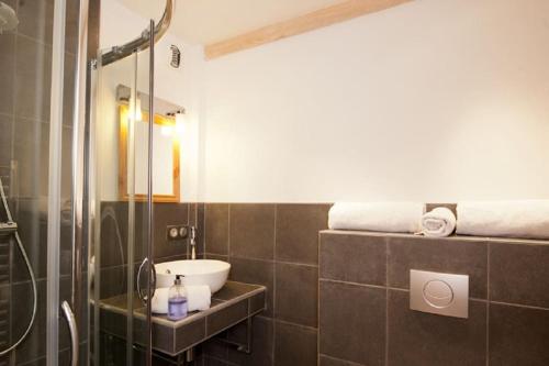 une salle de bain avec un lavabo et une douche dans l'établissement Chalet Fegguese - 4 bedroom chalet with hot-tub, à Sainte-Foy-Tarentaise