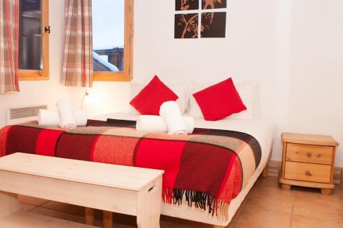 - une chambre avec un lit doté d'une couverture rouge et noire dans l'établissement Chalet Fegguese - 4 bedroom chalet with hot-tub, à Sainte-Foy-Tarentaise