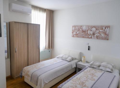 - une chambre avec 2 lits et un tableau mural dans l'établissement F12 Apartments, à Zagreb